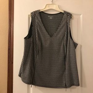 Plus size women’s v-neck side zippered tank top.